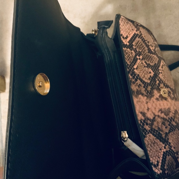 SNAKESKIN PRINT BEE BAG💕CLOSEOUT💕 STUNNING BLUSH BLK Python HANDBAG NWT - Picture 11 of 14